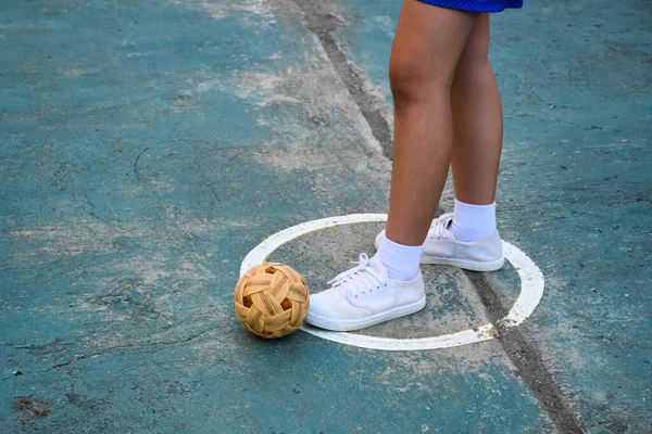 Jovem Sudeste Asiático Fêmea Sepak Takraw Jogadores Perto Das Bolas — Fotografia de Stock