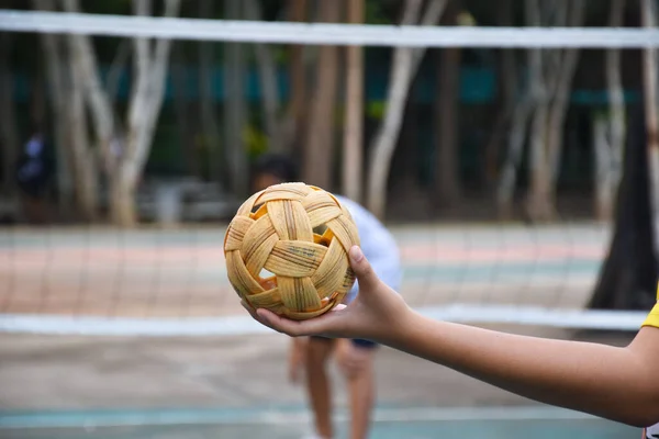 Sepak Takraw Ball Południowo Wschodniej Azji Kraje Tradycyjny Sport Trzymając — Zdjęcie stockowe