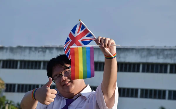 Азіатський Хлопчик Тримає Прапор Веселки Національний Прапор Англії Носить Фіолетову — стокове фото