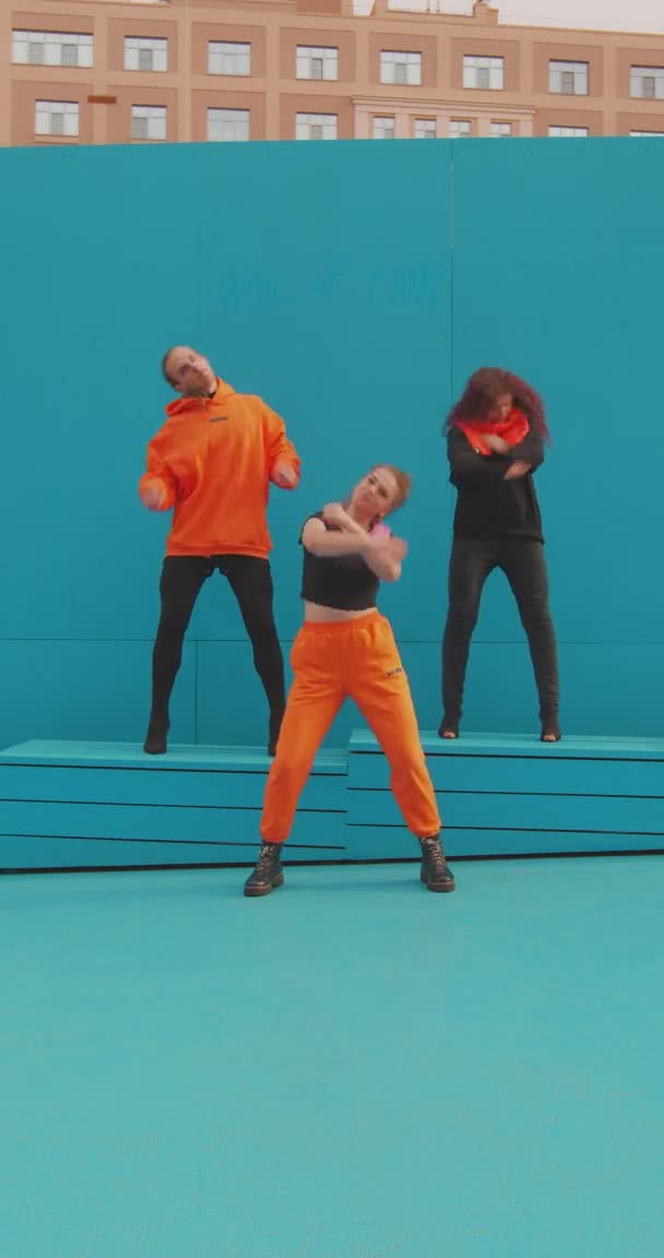 Baile adolescentes equipo de rodaje juntos bailan fuera de hacer contenido de vídeo vertical para las redes sociales, historias, blogs — Vídeo de stock