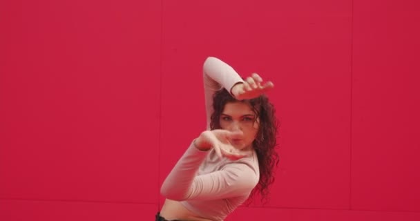 Ballando bella ragazza eseguire danza appassionata su sfondo rosso. Femmina professionale ballerino aggraziato fresco mani in movimento — Video Stock