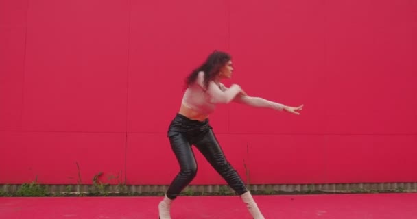 Dançando feminino executar dança expressiva contemporânea fora em fundo vermelho. Menina dançarina legal se movendo na rua — Vídeo de Stock