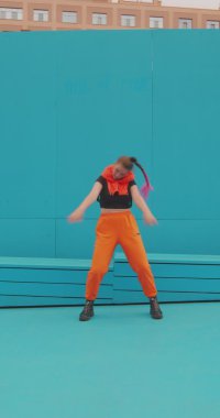 Dans eden genç kız sosyal ağ için kayıt içeriği, blog yazma, dışarıda müziğin ritmiyle hareket etme, dikey video