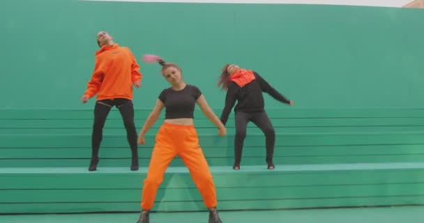 Persone che ballano, ballerini alla moda si esibiscono in danza contemporanea su sfondo verde all'esterno. Video pubblicitario per clip musicale — Video Stock