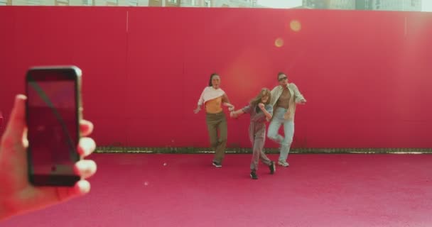 Tim penari perempuan melakukan tarian energik di luar sinar matahari, rekaman narablog pada konten video telepon untuk jejaring sosial — Stok Video