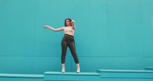 Dansen mooi fit meisje uit te voeren hedendaagse expressieve dans buiten op blauwe achtergrond. Stijlvolle danseres cool bewegend — Stockvideo