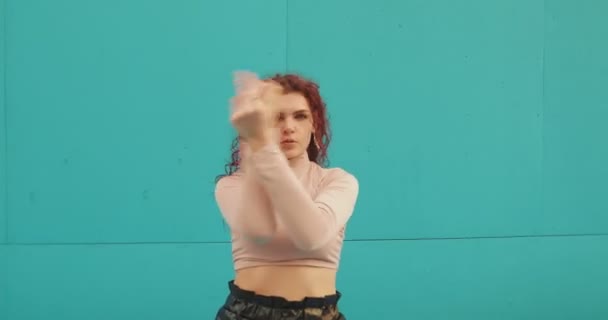 Dancing fit girl effectuer danse sexy expressive ardente passionnée par mur bleu. Femme danseuse gracieuse cool mains mobiles — Video