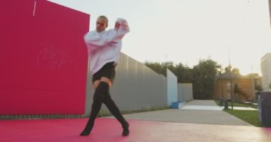 Dans eden yüksek topuklu ayakkabı giyen, havalı dans eden sokak dansçısı. Reklam videosu, müzik klibi