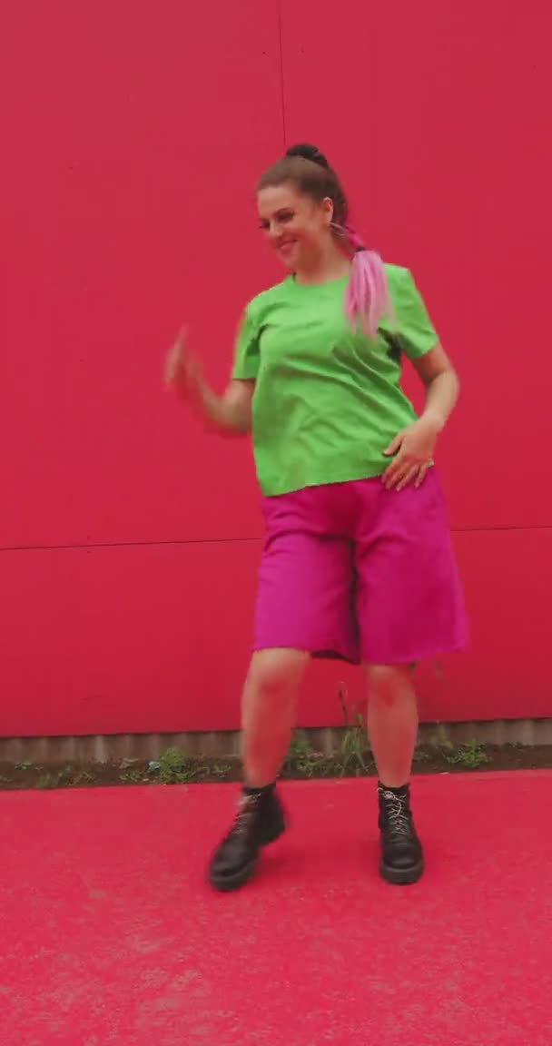 在社交媒体博客上，快乐的年轻时尚杂志女博主跳舞记录内容。垂直录像 — 图库视频影像