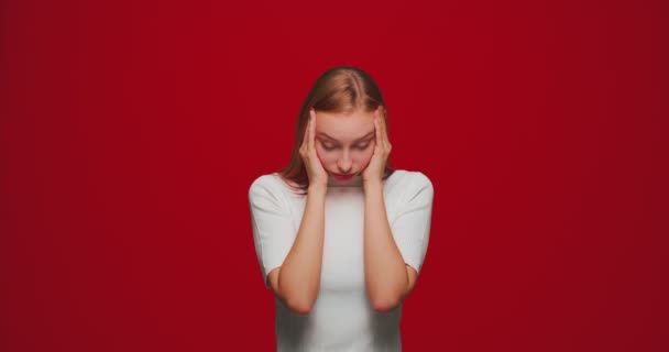 Sakit hati wanita muda yang memijat kuil menderita sakit kepala. Tidak baik lelah gadis menderita migrain, tekanan darah tinggi — Stok Video
