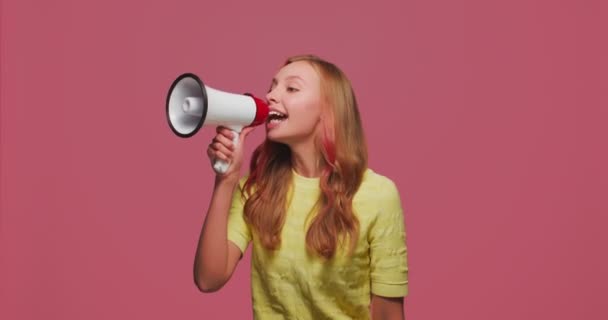 Jovencita activista anunciando mando gritando con megáfono. Advertencia femenina usando altavoz, gritando voz — Vídeos de Stock