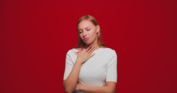 Chica joven que sufre dolor de garganta, tos, tocar el cuello. Infección respiratoria con inflamación de la laringe, síntomas de gripe — Vídeos de Stock