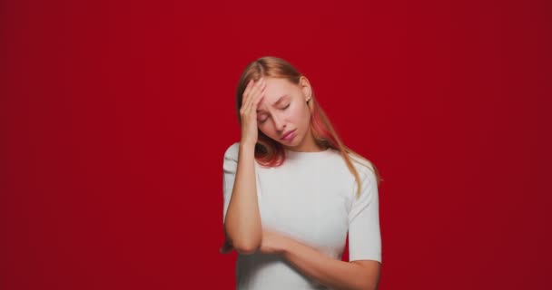 У измученной девушки мигрень. Стресс женщин, страдающих от головной боли, панической атаки, высокого кровяного давления — стоковое видео