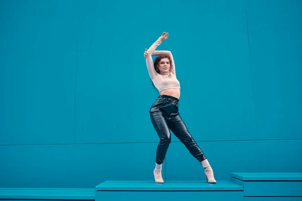 Anmutige flexible Mode Mädchen weibliches Modell posiert auf Treppen an der blauen Wand mit Kopierraum für Werbung. Lebensstil der urbanen Frau — Stockfoto