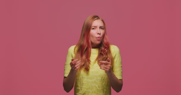 Vad då? Missförstånd i kommunikationen. förvirrad flicka indignant frågar orsaken till misslyckande på rosa studio bakgrund — Stockvideo