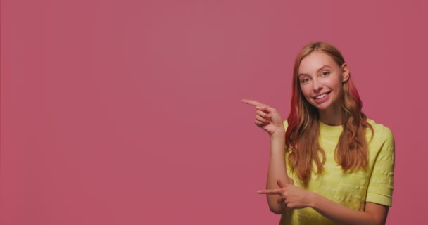 Счастливая девушка, указывающая на пространство для копирования, показывающая рекламу, рекомендующая, предлагающая, преподносящая для рекламной информации — стоковое видео