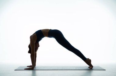 Antrenmanlı yoga yapan kadın köpek pozu veriyor, formda kadın sağlık için spor yapıyor. Sağlıklı yaşam tarzı kavramı