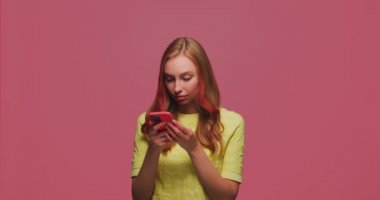 Son derece neşeli, şanslı genç kız telefonuyla mobil teklif sunan oyunu kutluyor zafer, başarı, iyi haberler al