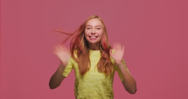 친절 한 어린 소녀가 인사를 하고, 손을 흔들어 손을 흔들며 인사를 나누고, 후대하는 말을 환영한다 — 비디오
