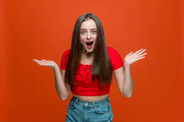 - Ne? İletişimdeki yanlış anlaşılma. Hoşnutsuz bir kız sinirle el kol hareketi yapıp başarısızlığı suçluyor.