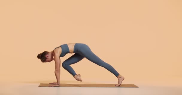 Yoga oefening. Gezond fit jong meisje met perfect lichaam presteren King Pigeon in de studio. Pilates workout voor wellness — Stockvideo