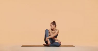 Mutlu yogi kızı stüdyoda yoga yapıyor. Pilates kulübü reklamı. Kadın sağlığı ve sağlıklı yaşam tarzı kavramı