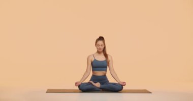 Yoga ruhani uygulaması ve meditasyonu. Yogi kadın bacak bacak üstüne atmış ellerini namaste 'de meditasyon için kavuşturmuş.