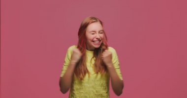 Son derece neşeli genç kız zaferi kutluyor. Mutluluğu hisset. Zafer zaferinde çok enerjik ol.