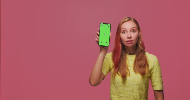 緑の画面のクロマキーテンプレートとかなり若い女の子は電話を見るお勧めします,現代のアプリを宣伝.広告のコピースペース — ストック動画