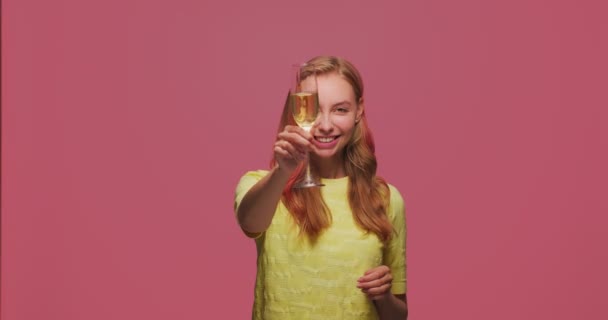 Счастливая молодая девушка звон бокал шампанского в камеру пить праздничный напиток праздновать праздник, вечеринки, поздравить — стоковое видео