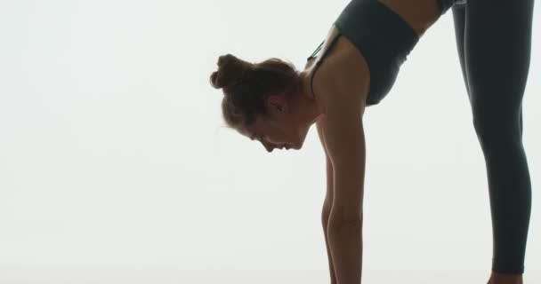 Passform sportig ung flicka fitness instruktör praxis yoga, gör Bakasana Crane balansera pose på vit bakgrund, närbild — Stockvideo