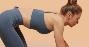 Yoga sınıfı reklam videosu. Mükemmel vücut egzersizi olan güzel, esnek kız. Sağlıklı olmak için kedi pozu ver.
