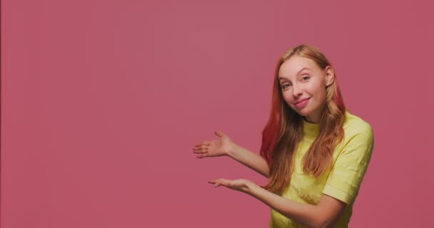 Přátelské přátelské pohostinné mladé dívky zvou ke vstupu, uvítání, pozdrav, setkání, ukazující vítané gesto rukou — Stock video