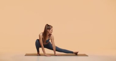 Yoga pilates esneme egzersizi. Atletik Kafkas kadın esneme hareketi, yoga egzersizi yapıyor. Kadın sağlığı.