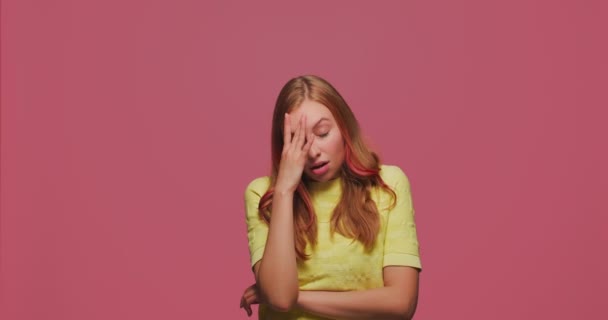 Le geste du Facepalm. Déçu jeune fille déçue giflant la main sur le visage exprimant regret, blâme pour l'échec de l'erreur — Video