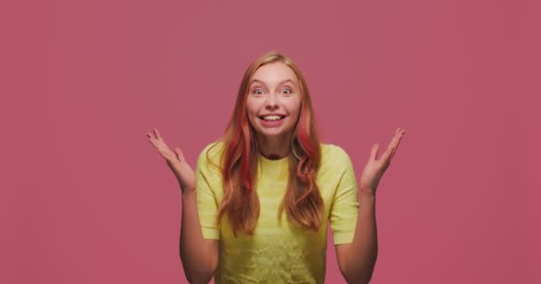 Wow känslor. Fantastiska glada glad ung flicka förvånad chockad av plötslig seger, goda nyheter på rosa studio bakgrund — Stockvideo