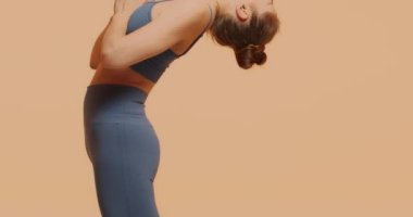 Yoga pratiği. Esnek, formda, Camel Poose egzersizi yapan genç kız. Sağlık kulübü için yakın çekim reklam videosu