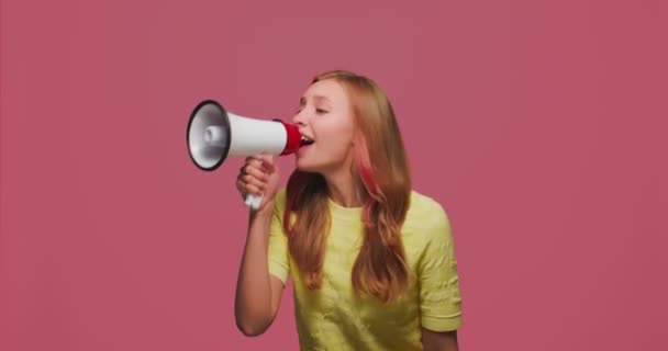 Молодая девушка кричит объявить продажу с мегафоном. Предупреждение для женщин с помощью громкоговорителя — стоковое видео