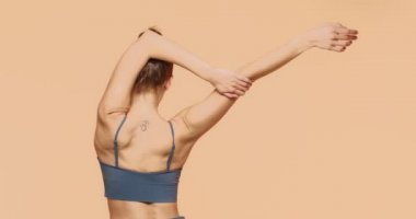 Kadın Sağlığı için Yoga dersi reklam videosu. Yakından bakınca genç, sıska kız ters duacı pozu veriyor. Boşluğu kopyala