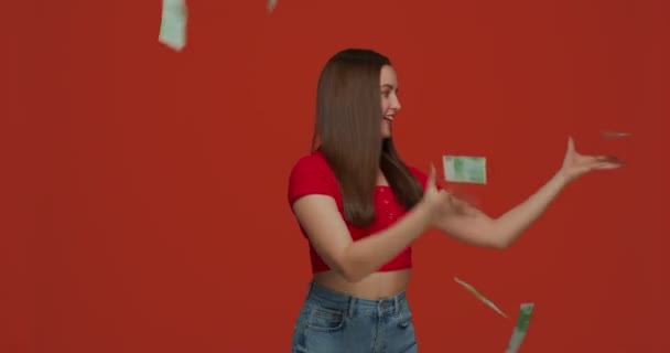 Gelukkige loterij winnaar, jong meisje springen onder geld regen, het vangen van bankbiljetten, rijke vrouw genieten van rijkdom, jackpot — Stockvideo