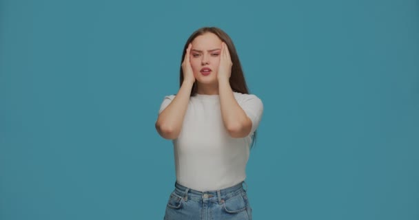 Hoofdpijn, migraine en stress. onwel jong meisje masseren tempels, grimmig, lijden ondraaglijke pijn — Stockvideo