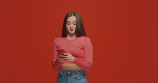Ευτυχισμένη νεαρή κοπέλα σύγχρονη blogger με τηλέφωνο χρησιμοποιώντας εφαρμογές για κινητά για να διασκεδάσουν κουβεντιάζοντας στα μέσα κοινωνικής δικτύωσης, δημιουργώντας περιεχόμενο — Αρχείο Βίντεο