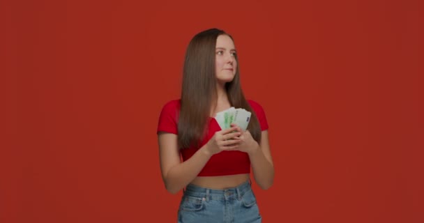 Τα λεφτά κερδίζουν. Χαρούμενη τυχερή νεαρή κοπέλα πήρε τζάκποτ σε απευθείας σύνδεση χαρτοπαικτική λέσχη ή λαχειοφόρο αγορά, μετρώντας ανταμοιβή μετρητών. Διαφήμιση bookmaker — Αρχείο Βίντεο