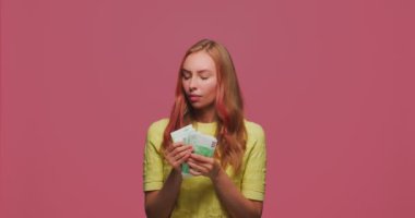 Endişeli genç kız para sayıyor. Kadın banknotları sayıyor, endişeden para kazanıyor. Para eksikliği kavramı