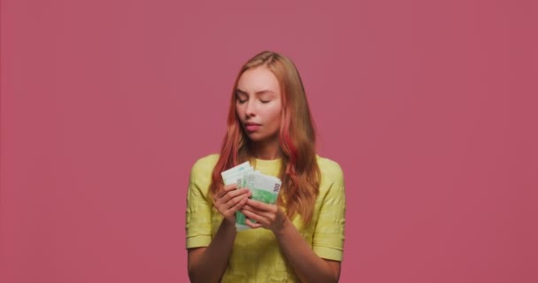 Bezorgd jong meisje telt geld. Vrouwelijke bankbiljetten tellen, ze verdient met angst. Gebrek aan geld concept — Stockvideo