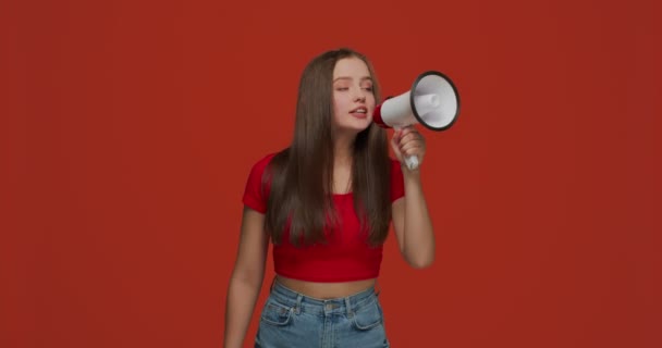 Chica joven emocionada hablando en el altavoz, haciendo anuncio celebración de megáfono, venta de publicidad, advertencia — Vídeos de Stock