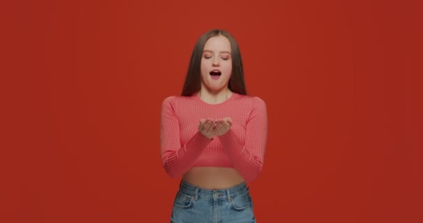Pozytywne młoda dziewczyna cios confetti brokaty z dłoni, świętować urodziny lub Boże Narodzenie, gratulacje, reklamować świąteczną sprzedaż — Wideo stockowe