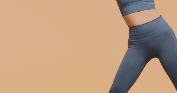 Jóga pilates edzés. Csinos nő gyakorló hosszabb háromszög pózol rugalmasság, erő izmok. közelkép — Stock videók