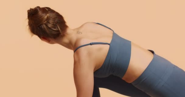 Yoga training close-up video. Mooie vrouw dragen modern comfort sportkleding doen Extended Side Angle Pose — Stockvideo
