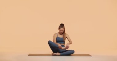 Genç kız yoga gösterisi bacak bacak bacak üstüne atmış lotus pozu ya da Padmasana meditasyon, sağlık, stres atma için